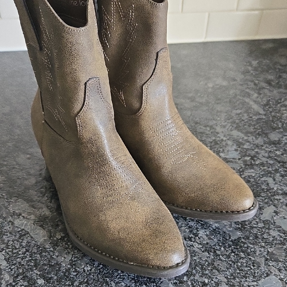 Me Too Women's Size 8.5 Western Style Light Brown Ankle Boots - NEW